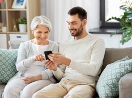 Jak nakłonić starszą osobę do korzystania z nowoczesnego smartfona?