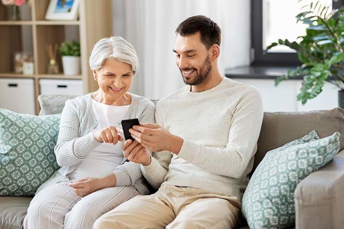 Jak nakłonić starszą osobę do korzystania z nowoczesnego smartfona?