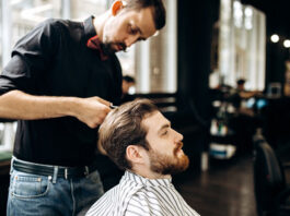 Wybór odpowiedniego lustra do salonu fryzjerskiego