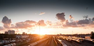 Czym się różni logistyka od transportu? Czym się różni logistyka od transportu?